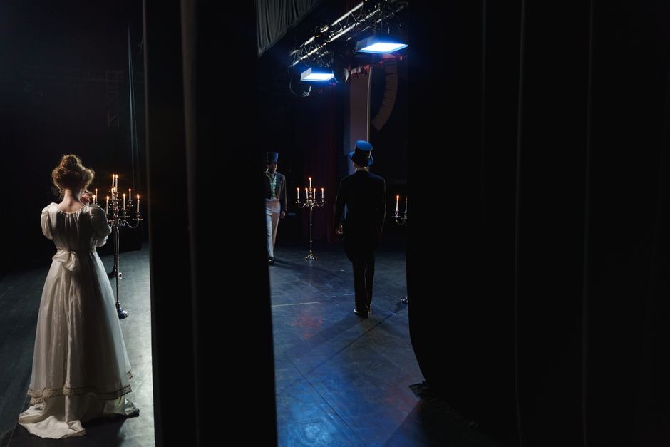 Captivating backstage view glumaca u vintage kostimima