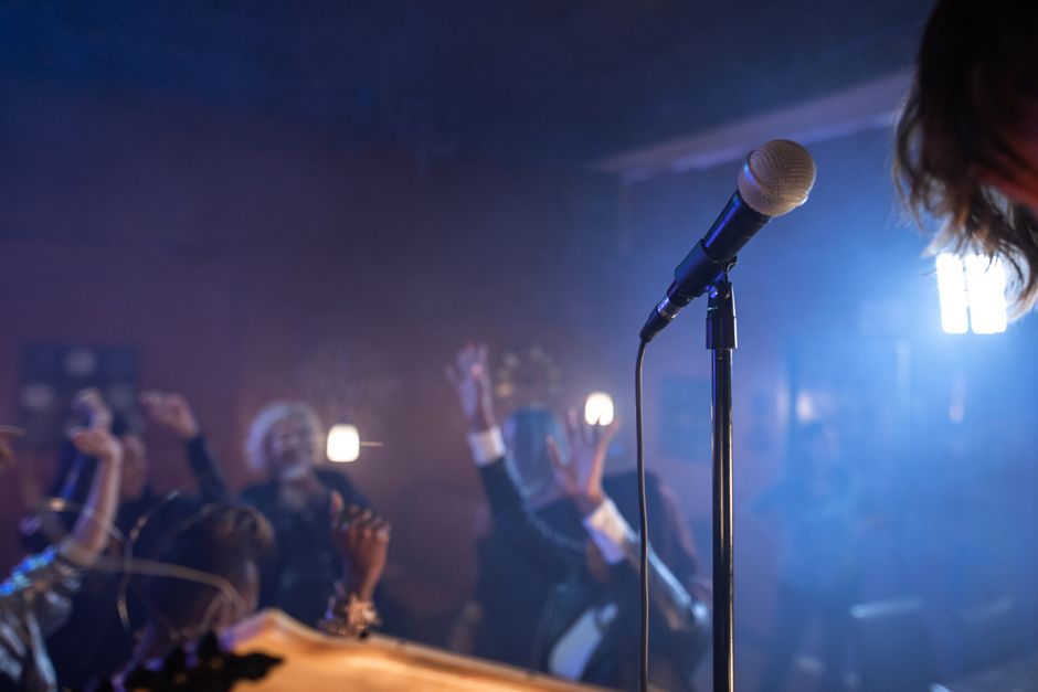Lively nightclub scene s plesnom publikom