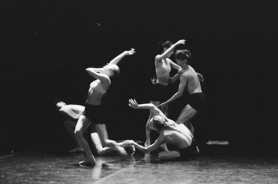 Umjetnička crno-bijela fotografija skupine balerina u pokretu